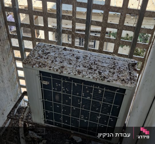 יחידת מזגן מלוכלכת עם לכלוך על הגג